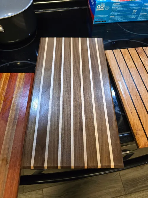 Walnut cutting board with narrow maple pinstripes