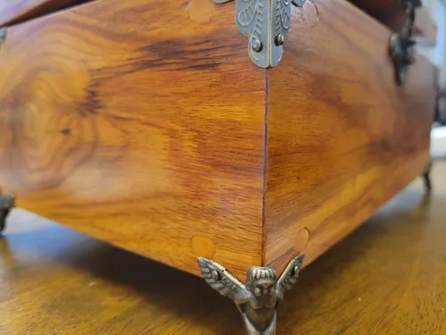 Another close-up of the loose miter and dowel corner support